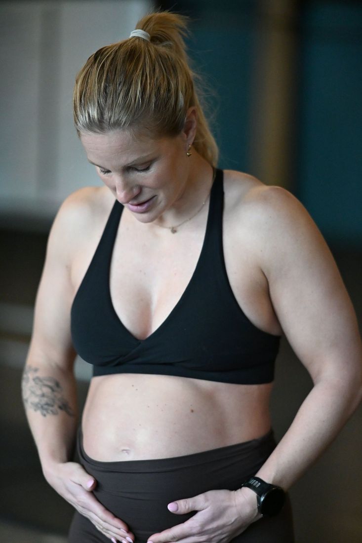 Malin Pettersson mit den Händen am Babybauch